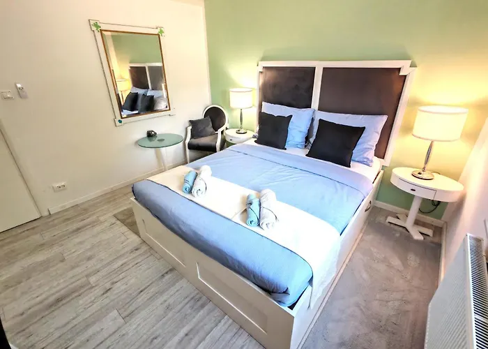 Bonaluz Стариград-Пакленица